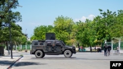 Un vehículo policial vigila el área cercana al Palacio Nacional en Puerto Príncipe, Haití, el 2 de abril de 2024.