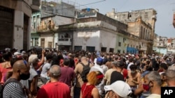 Una multitud de cubanos, manifestantes antigubernamentales, salió a las calles el 11 de julio con reclamos de libertad, un hecho sin precedentes en varias décadas en Cuba.