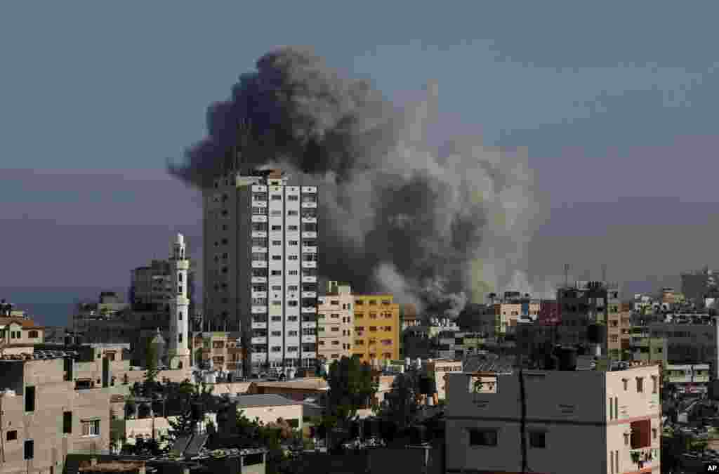 Smoke and fire from the explosion of an Israeli strike rise over Gaza City amid Israel's heaviest air and artillery assault in more than three weeks of Israel-Hamas fighting,&nbsp;July 30, 2014.&nbsp;