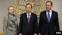 La secretaria de Estado de EE.UU., Hilary Clinton (izquierda), posa junto al secretario general de la ONU, Ban Ki Moon (centro), y el mistro ruso de Relaciones Exteriores, Sergey Lavrov (derecha) en la sede del organismo en Nueva York.