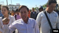 លោក​ វ៉ន ពៅ​ ប្រធាន​សមាគម​សេដ្ឋកិច្ច​ក្រៅ​ប្រព័ន្ធ​ ​ហៅកាត់​ថា​ IDE​A​ និង​ជា​តំណាង​កម្មករ​ ឈរ​នៅ​កណ្តាល​ ស្រែក​រក​យុត្តិធម៌​នៅ​ក្នុង​ពេល​ដើរ​ជា​ក្បួន​​តាម​ការ​បណ្តេញ​របស់​ក្រុម​អាជ្ញាធរ​មាន​សមត្ថ​កិច្ច​ និង​កង​សន្តិសុខ​ផ្សេង​ទៀត​នៅ​ព្រឹក​ថ្ងៃ​អាទិត្យ​ទី​៣​ ខែ​មករា​ ឆ្នាំ​២០១៦។ (ហ៊ុល រស្មី/VOA)