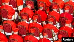 Un grupo de cardenales participan de una ceremonia presidida por el papa Francisco en la plaza San Pedro del Vaticano, este sábado 30 de octubre de 2023.