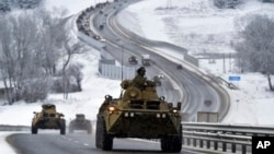 Arhiv - Konvoj ruskih okloplnih jedinica na autoputu na Krimu, poluostrvu koje je Rusija anektirala od Ukrajine, 18. januara 2022.
