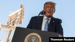 El presidente Donald Trump pronuncia un discurso durante su visita al complejo industrial de Midland, en el estado de Texas.