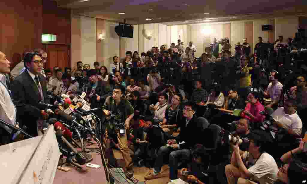 Malaysia's Department of Civil Aviation director general Azharuddin Abdul Rahman, second from left, speaks during a press conference at a hotel in Sepang, Malaysia, March 10, 2014.&nbsp;