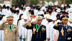 រូបឯកសារ៖ មន្ត្រី​យោធា​មីយ៉ាន់ម៉ា​គោរព​ទង់ជាតិ​របស់​ពួកគេ​ក្នុង​ពិធី​ប្រារព្ធ​ខួប​លើក​ទី ៧២ នៃ​ទិវា​បុណ្យ​ឯករាជ្យ​នៅ​ក្នុង​ទីក្រុង Naypyitaw ប្រទេស​មីយ៉ាន់ម៉ា។ 