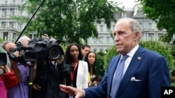 លោក Larry Kudlow ថ្លែង​ទៅ​កាន់​អ្នក​សារព័ត៌មាន នៅ​សេតវិមាន ក្នុង​រដ្ឋធានី​វ៉ាស៊ីនតោន កាលពី​ថ្ងៃទី២៧ ខែមិថុនា ឆ្នាំ២០១៨។
