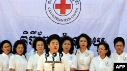 រូបឯកសារ៖ អ្នកស្រី ប៊ុន រ៉ានី (កណ្ដាល) ប្រធាន​កាកបាទ​ក្រហម​កម្ពុជា និង​ជា​ភរិយា​របស់​លោក​នាយក​រដ្ឋមន្ត្រី ហ៊ុន សែន ថ្លែង​សុន្ទរកថា​ទៅ​កាន់​ប្រជាជន ក្នុង​អំឡុងពេល​នៃ​ការ​ប្រារព្ធ​ទិវា​ជំនួយ​ពិភពលោក ក្នុង​ខេត្ត​កណ្ដាល ថ្ងៃទី១ ខែធ្នូ ឆ្នាំ២០១១។