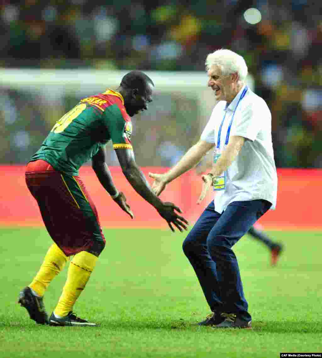 Hugo Broos kocha wa Cameroon akisherehkea ushindi wa Kombe la Afrika 2017