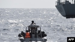 ARCHIVES-Les forces spéciales nigérianes naviguent pour intercepter des pirates lors d'un exercice conjoint entre le personnel naval nigérian et marocain au large des côtes de Lagos, le 20 mars 2019.