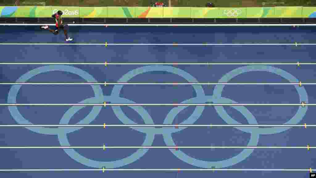 David Lekuta Rudisha passe la ligne d'arrivée du 800m des JO 2016, Rio de Janeiro, Brésil, le 15 août 2016. &nbsp;