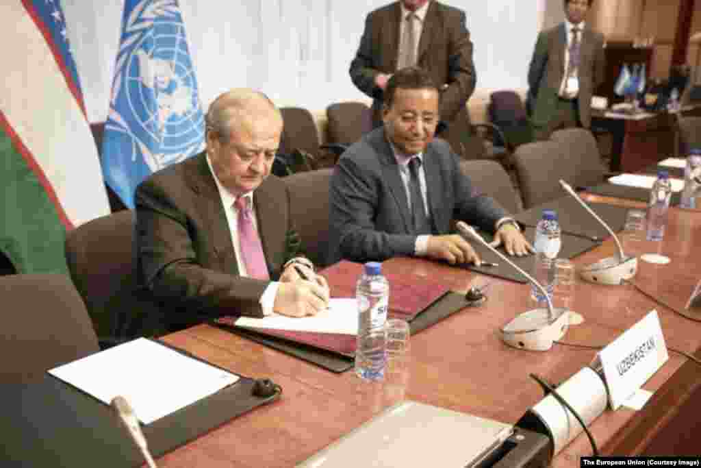 O'zbekiston Tashqi ishlar vaziri Abdulaziz Komilov BMTning Mintaqaviy jinoyat va adolat bo'yicha tadqiqotlar instituti rahbari Jonatan Lukas bilan Markaziy Osiyoda kimyoviy, biologik, radiologik va yadroviy izlanishlar markazi o'chish yuzasidan kelishuvga imzo chekdi. Brussel, 18-may, 2015