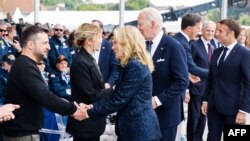 Президент України Володимир Зеленський та перша леді Олена Зеленська вітаються з президентом США Джо Байденом та першою леді Джилл Байден під час церемонії з нагоди 80-ї річниці висадки десанту союзників під час Другої світової війни у Нормандії, Франція, 6 червня 2024 р. (AFP)
