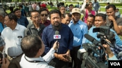 រូបឯកសារ៖ លោក អ៊ូ ច័ន្ទរ័ត្ន អតីត​តំណាង​រាស្ត្រ​គណ​បក្ស​សង្គ្រោះ​ជាតិ ដែលបច្ចុប្បន្ន​ជា​ស្ថាបនិក​គណ​បក្ស​កែ​ទម្រង់​កម្ពុជា ផ្ដល់បទសម្ភាសដល់អ្នកសារព័ត៌មាន​នៅក្បែរអគារតុលាការកំពូល ថ្ងៃទី២២ ខែសីហា ឆ្នាំ២០១៨។ (ទី អូលីស្សា/វីអូអេ) 