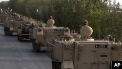 سیکورٹی فورسز کا ایک قافلہ دہشت گردوں کے خلاف آپریشن کے لیے شمالی وزیرستان کی طرف جا رہا ہے۔ فائل فوٹو