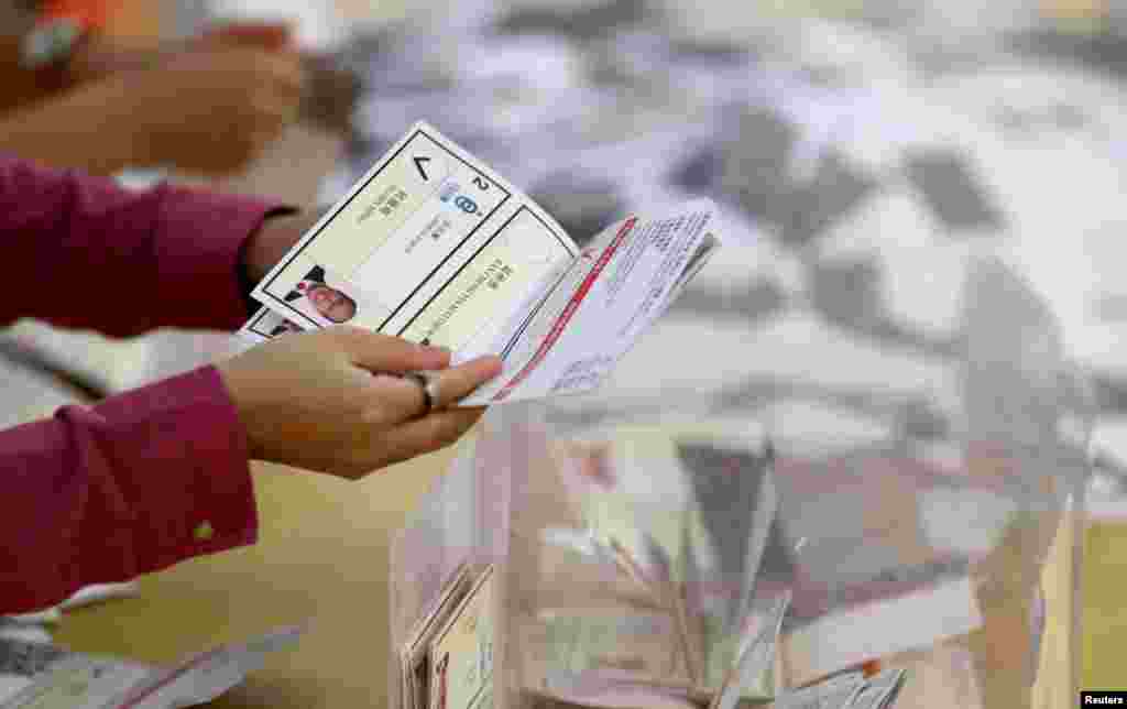 Una mujer sostiene una boleta electoral en un colegio electoral en Kowloon Tong, Hong Kong, China, 24 de noviembre de 2019.