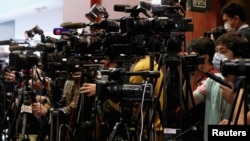 រូបឯកសារ៖ អ្នកសារព័ត៌មានដែលមានពាក់ម៉ាស់កំពុងយកព័ត៌មាននៅក្នុងសន្និសីទសារព័ត៌មានមួយនៅវិមានក្រុមប្រឹក្សាសភាក្រុងហុងកុង កាលពីថ្ងៃទី២៦ ខែកុម្ភៈ ឆ្នាំ២០២០។