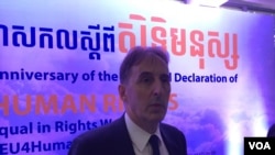 European Union’s ambassador to Cambodia George Edgar speaks to the press at the 70th Anniversary of the Universal Declaration of Human Rights at the Institute of Technology Cambodia, Phnom Penh, Cambodia, Monday, December 10, 2018. (Nem Sopheakpanha/VOA Khmer