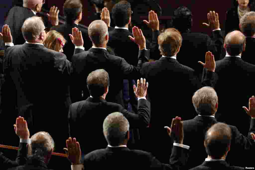 Kongress a'zolari qasamyod keltirmoqda