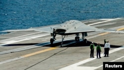 Pilotsiz uchadigan X-47B dronlari Jorj Bush harbiy kemasida qo'na oladi. 