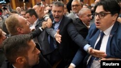 Tuča poslanika vlasti i opozcije u parlamentu Srbije posle teške tragedije koja se dogodila na Železničkoj stanici u Novom Sadu (REUTERS/Stringer)