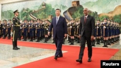 资料照片: 2024年1月10日中国国家主席习近平在北京人民大会堂欢迎马尔代夫总统穆罕默德·穆伊祖。