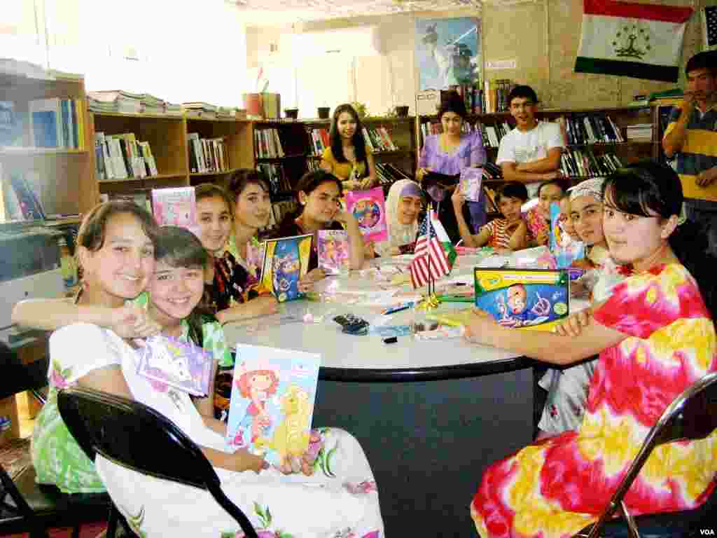 Boshlang'ich sinf o'quvchilari uchun kitob tarqatilayapti