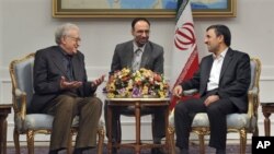 BMT va Arab Ligasining Suriya bo'yicha maxsus vakili Laxdar Braximiy (chapda) Eron prezidenti Mahmud Ahmadinejod (o'ngda) bilan uchrashuv chog'ida, Tehron, 14-oktabr, 2012-yil. 