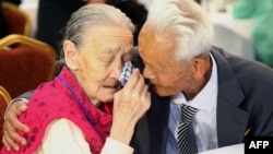 South Korean Kwon O-Hui (L) cries with her North Korean relative Ri Han-Sik (R) as they bid farewell following their three-day separated family reunion meeting at the Mount Kumgang resort on the North's southeastern coast, Oct. 22, 2015.