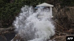 2023.2023年9月1日，在香港一海滩，台风“索拉”掀起的海浪正冲击着救生塔。（法新社）