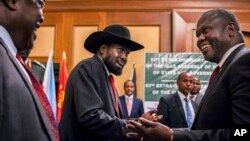 Rais wa Sudan Kusini Salva Kiir, (C) na kiongozi wa upinzani Riek Machar wakipeana mikono ya kutakiana amani, Juni 21,2018