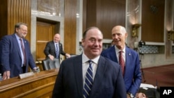 特朗普總統提名的海軍部長人選費蘭抵達參議院軍事委員會，參加對他的提名的聽證會。 (2025年2月27日)