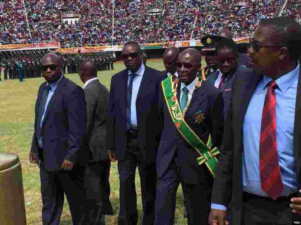 Shugaba Robert Mugabe a cikin mota a lokacin da yake halartar bikin cika shekaru 37 da samun 'yancin kan kasar Zimbabwe