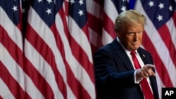 美國共和黨總統候選人特朗普在佛羅裡達州西棕櫚灘的會議中心舉行的選舉之夜向支持者致意。 (2024年11月6日)