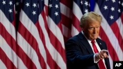 อดีตปธน.โดนัลด์ ทรัมป์ ตัวแทนพรรครีพับลิกัน ทำท่าทางในค่ำคืนวันเลือกตั้ง ที่เวสต์ปาล์มบีช รัฐฟลอริดา 6 พ.ย. 2024 (AP Photo/Julia Demaree Nikhinson)