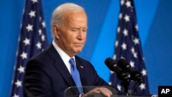 ARCHIVO - El presidente Joe Biden hace una pausa mientras habla en una conferencia de prensa el jueves 11 de julio de 2024, al cierre de la cumbre de la OTAN en Washington. Biden se retiró de la carrera por la Casa Blanca de 2024 el domingo 21 de julio.