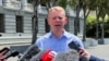 FILE - Chris Hipkins memberikan keterangan kepada awak media di luar parlemen Selandia Baru di Wellington, Selandia Baru, 21 Januari 2023. (REUTERS/Lucy Craymer)
