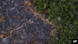 រូបឯកសារ៖ នៅក្នុង​រូបថត​នេះ ដែល​បាន​ថត​នៅ​ថ្ងៃទី២៣ ខែវិច្ឆិកា ឆ្នាំ២០១៩ បង្ហាញ​ឲ្យ​ឃើញ​ពី​តំបន់​ឆេះ​ព្រៃ Amazon ក្នុង​ប្រទេស​ប្រេស៊ីល។