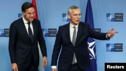 AHRIVA: Holandski premijer Mark Rute sa generalnim sekretarom NATO-a Jensom Stoltenbergom u Briselu (Foto: REUTERS/Yves Herman)