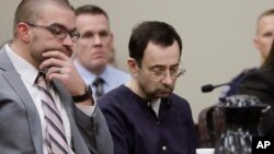 Larry Nassar aux côtés de son avocat Matt Newburg lors de la condamnation de l'ex-médecin sportif à Lansing, Michigan, le 24 janvier 2018.