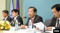 លោក ​រ៉ុង​ ឈុន ថ្លែង​នៅ​ក្នុង​សន្និសីទ​សារព័ត៌មាន​ស្ដីអំពី​ការ​ចុះឈ្មោះ​បោះ​ឆ្នោត​នៅ​ទីស្ដីការ​គណៈកម្មាធិការ​ជាតិ​រៀបចំ​ការ​បោះឆ្នោត​ ​(គជប) ​នៅ​ថ្ងៃ​ពុធ ទី​១២ ខែតុលា ឆ្នាំ​២០១៦ នៅ​រាជធានី​ភ្នំពេញ។ ​(ឡេង ឡែន/VOA)