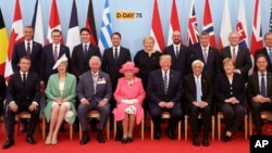 Malkia wa Uingereza Elizabeth II, akiwa na Prince wa Wales, katika picha ya pamoja na viongozi wa nchi za ushirika siku moja kabla ya maadhimisho ya 75 ya ukombozi wa Ulaya yanayojulikana kama D-Day, huko Portsmouth, Uingereza, June 5. 