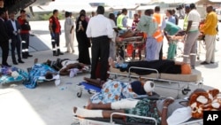 Baadhi ya watu waliojeruhiwa Mogadishu wakisubiri kusafirishwa Uturuki. Wengine wamepelekwa Kenya. 