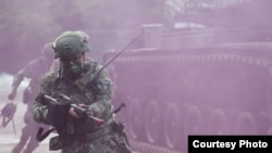 湾汉光演习实施淡水河防演练，阻绝敌军来犯。（台湾国防部提供）