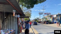 Algunos salvadoreños han dejado de utilizar mascarilla, pese a que los casos sobrepasan los 300 diarios y los expertos hablan de un repunte de la COVID-19 similar al año pasado. [Foto: Karla Arévalo/VOA]