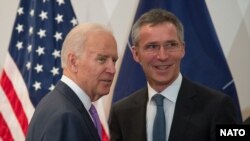 资料照时任美国副总统的拜登与北约秘书长斯托尔滕贝格举行会晤。