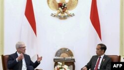 ซีอีโอแอปเปิล ทิม คุก และประธานาธิบดีอินโดนีเซีย โจโค วิโดโด