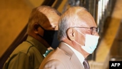 រូបឯកសារ៖ អតីតនាយករដ្ឋមន្ត្រីម៉ាឡេស៊ី លោក Najib Razak មកដល់តុលាការឧទ្ធរណ៍នៅទីក្រុង Putrajaya នៅថ្ងៃទី៥ ខែមេសា ឆ្នាំ២០២១។