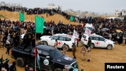 ሃማስ በዛሬው ዕለት ደቡባዊ ጋዛ ካን ዩኒስ ውስጥ ለእስራኤል ኃይሎች ያስረከባቸው አራት እስራኤላዊ ታጋቾችን አስከሬን የያዙ ሳጥኖች በቀይ መስቀል ተሽከርካሪዎች ወደ ቴላቪቭ ተጓጉዘዋል፤ ደቡባዊ ጋዛ ሰርጥ ካን ዮኒስ፣ እአአ የካቲት 20/2025 