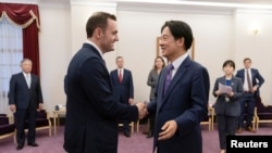 美國國會眾議院美國與中國共產黨戰略競爭特設委員會主席邁克·加拉格爾（Mike Gallagher）2022年2月22日在台北會見台灣總統當選人、現任副總統賴清德。（台灣總統府照片）